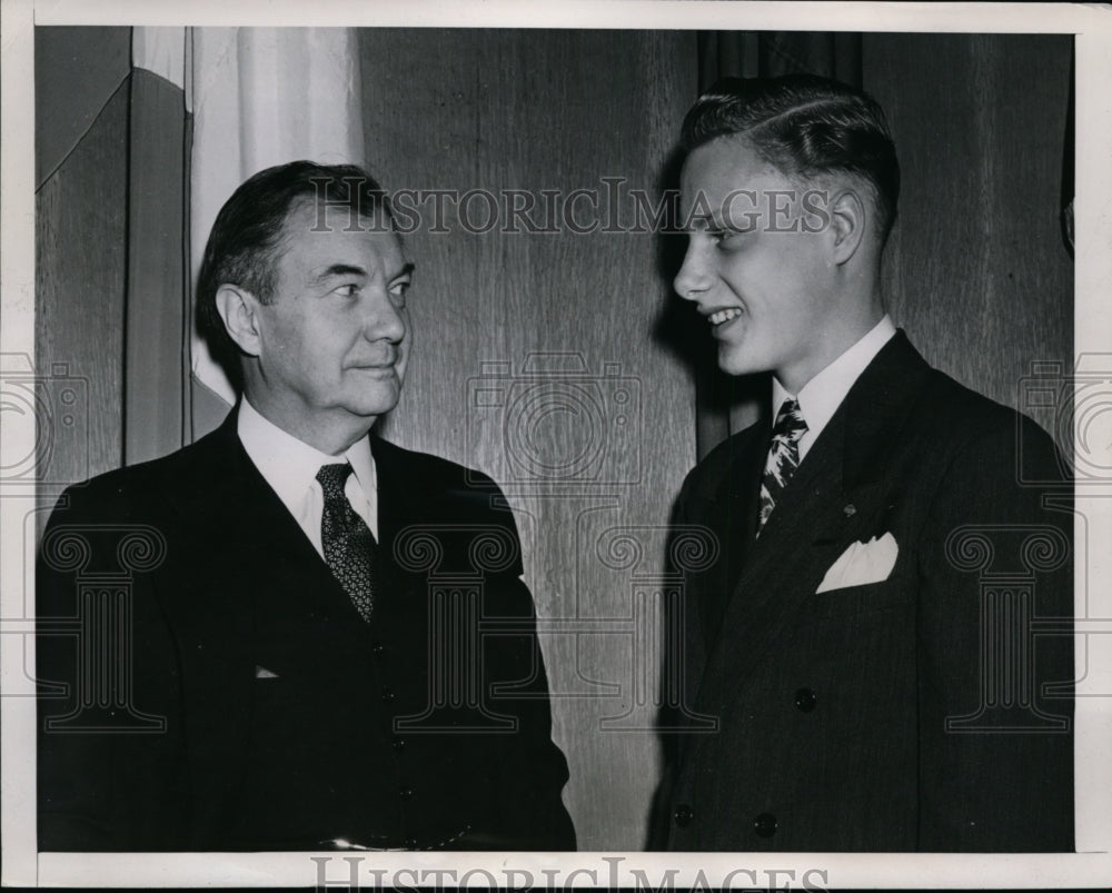 1947 Press Photo Ronald Swanson Chosen "Boy of the Year" Chats with Rob Jackson