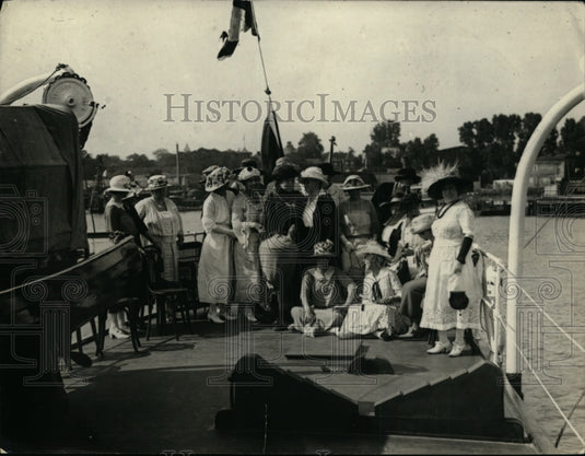 1922 Press Photo Group of Senators' Wives Aboard the Tech, Sen DuPont's Yacht