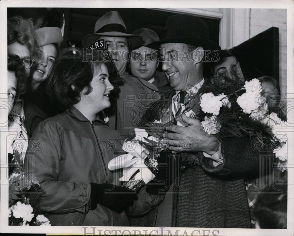 1952 Press Photo Adlai Stevenson Receives Bouquet from Sheila Strub, Halfday, IL