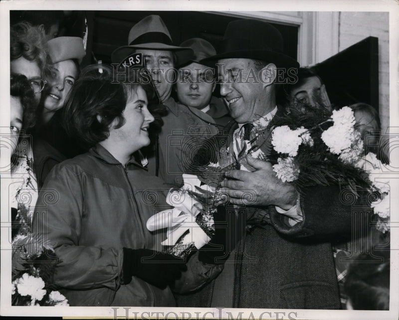 Load image into Gallery viewer, 1952 Press Photo Adlai Stevenson Receives Bouquet from Sheila Strub, Halfday, IL

