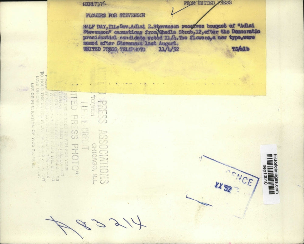 1952 Press Photo Adlai Stevenson Receives Bouquet from Sheila Strub, Halfday, IL