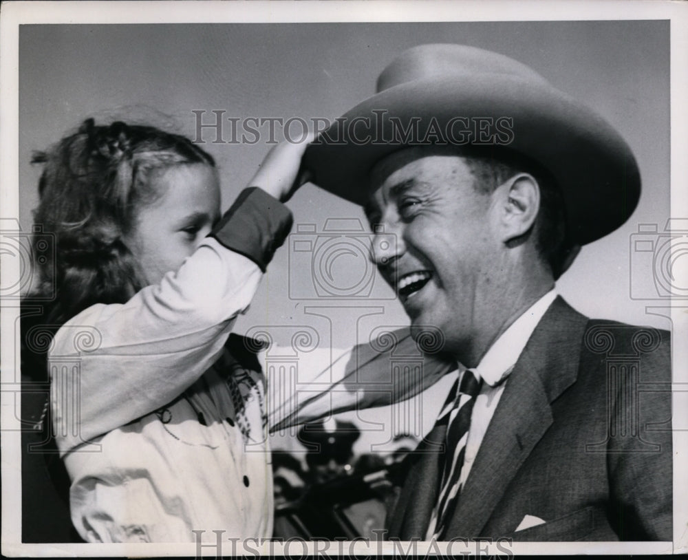 1952 Press Photo Gov Adlai Stevenson Gets 10-Gallon Hat from Julia Streifff