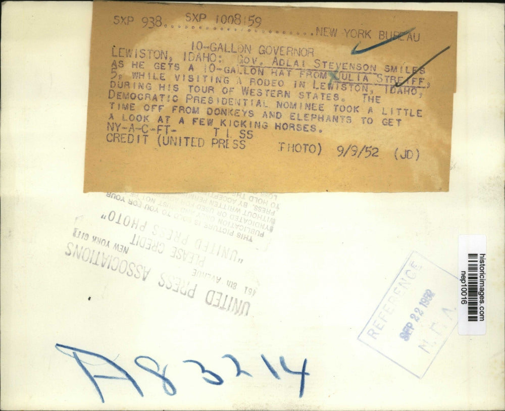 1952 Press Photo Gov Adlai Stevenson Gets 10-Gallon Hat from Julia Streifff