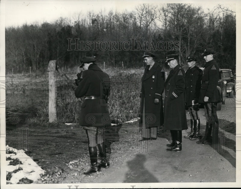 Load image into Gallery viewer, 1938 Press Photo MD State Troopers Search for Clues in Abduction of Mary Brown
