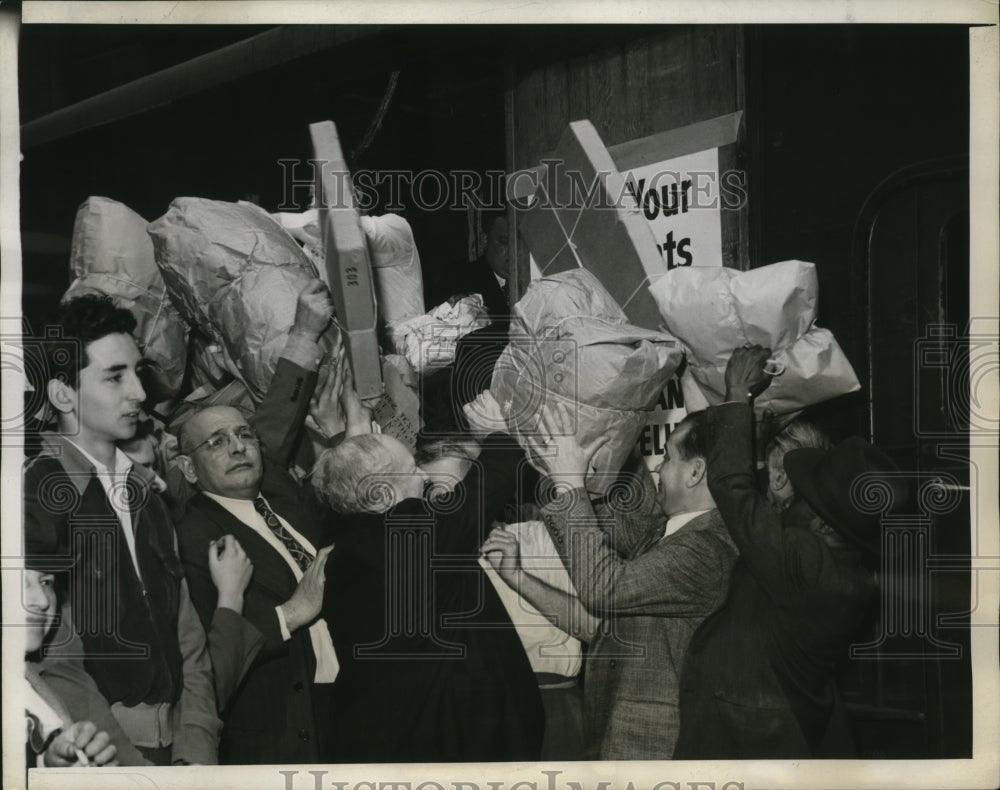 1944 Press Photo New York Bundles of contributed clothing tossed into truck- Historic Images