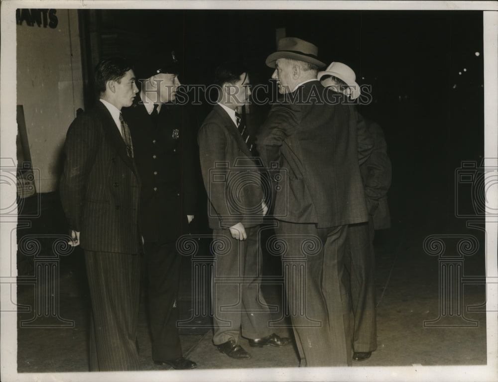 1938 Press Photo New York Charles Vlasokutos identifies robbers for police- Historic Images