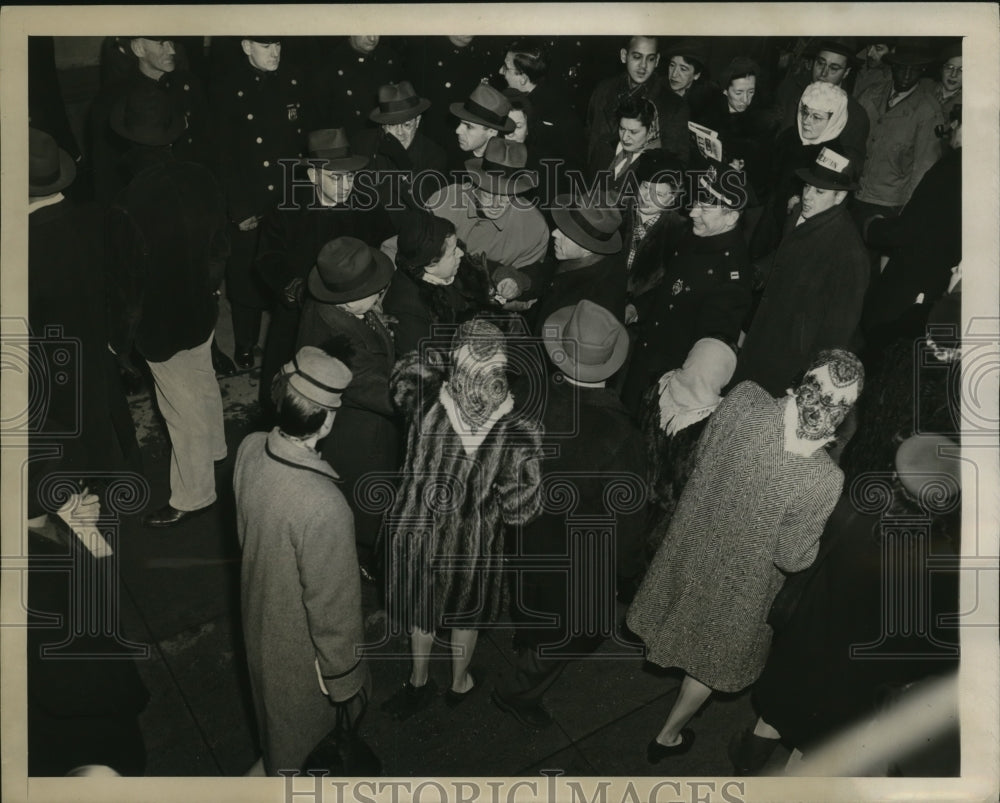 1946 Press Photo New York Pickets pull woman out of picket line - nera06504- Historic Images