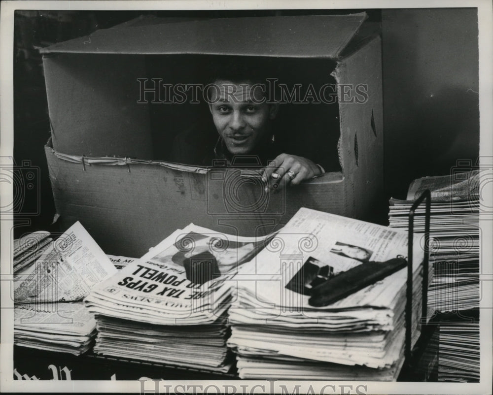 1960 Press Photo New York News vendor Carlos Virgilio tries to stay warm- Historic Images