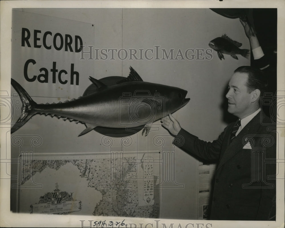 1941 Press Photo New York Gov Herbert OConnor looks at record catch - nera07447- Historic Images