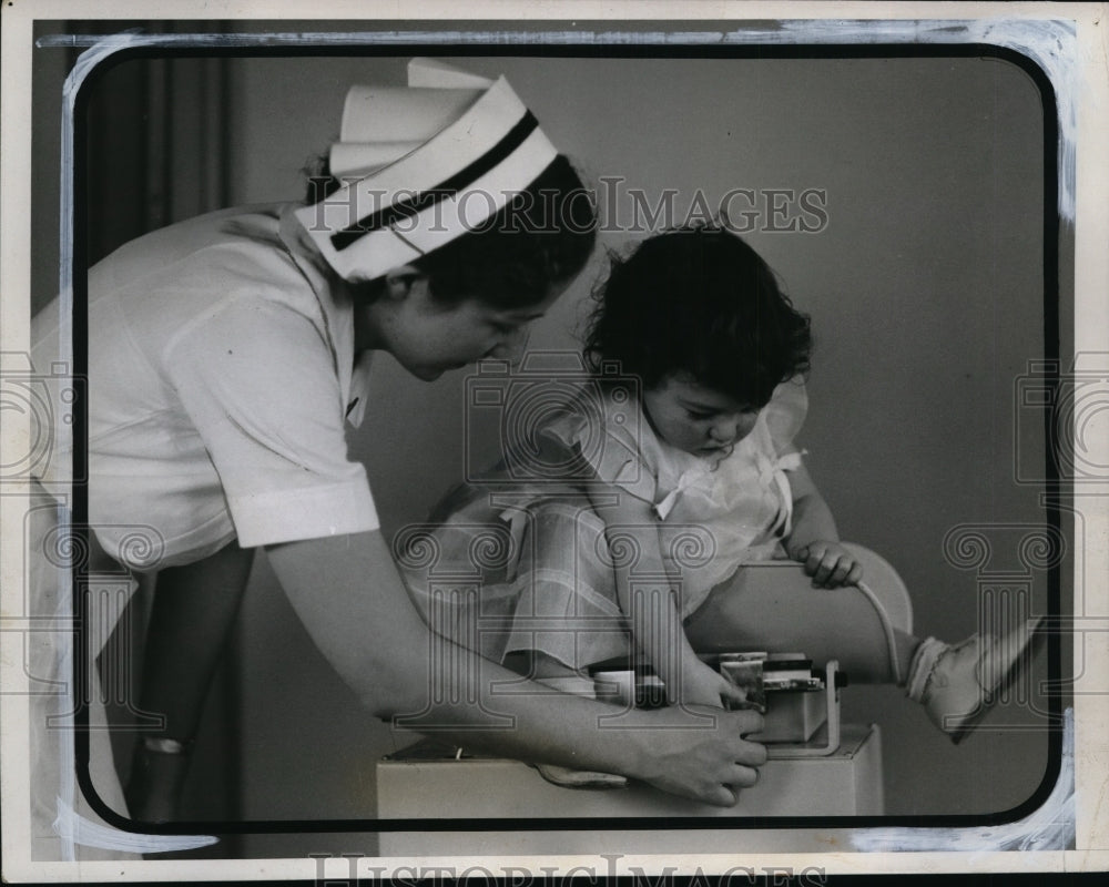 1936 Press Photo Nurse Leroux with Yvonne Dionne - nera10651- Historic Images