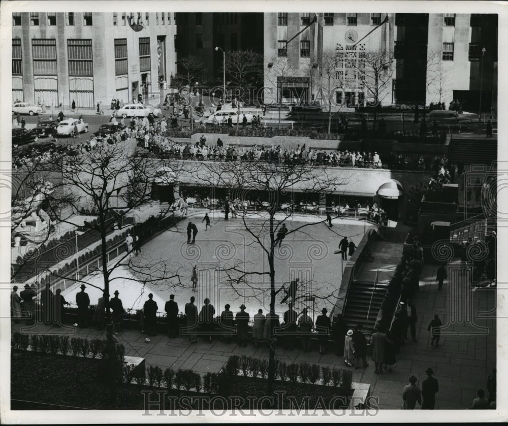 Press Photo New York Ice skating rink in Rockefeller Plaza - nera12686- Historic Images