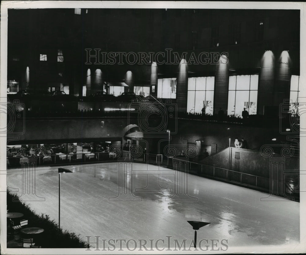 Press Photo New York Nighttime view of ice skating rink at Rockefeller Plaza- Historic Images