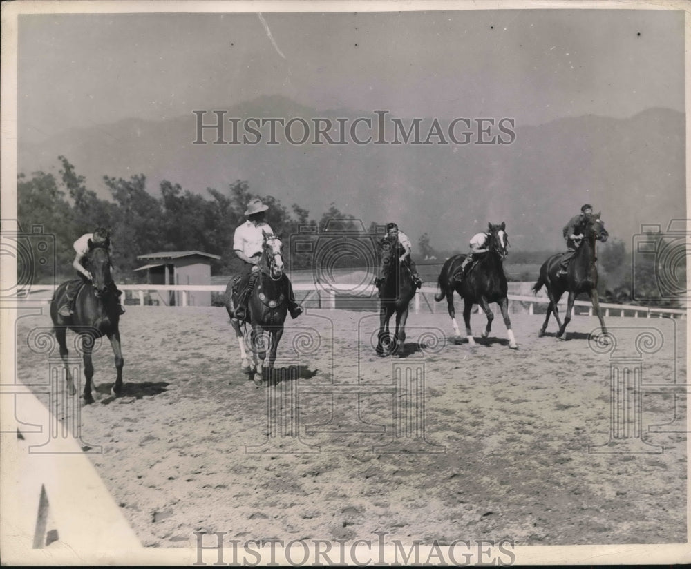 1945 Press Photo racehorses working out at Los Angeles track- Historic Images