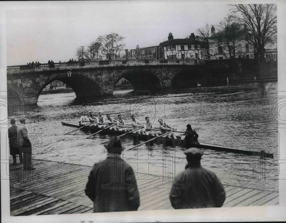 1935 Press Photo Oxford Crew trained at the River for annual Race Classic.