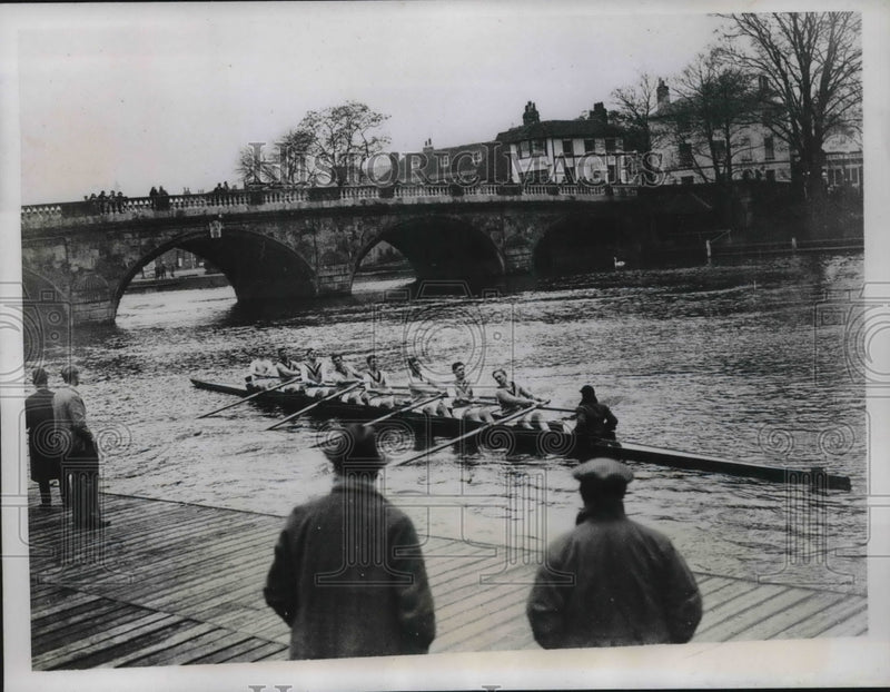Load image into Gallery viewer, 1935 Press Photo Oxford Crew trained at the River for annual Race Classic.

