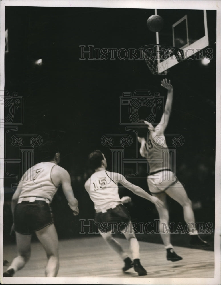 1938 Press Photo Notre Dame&#39;s Frank Ertel makes 2 pointer vs NY University- Historic Images