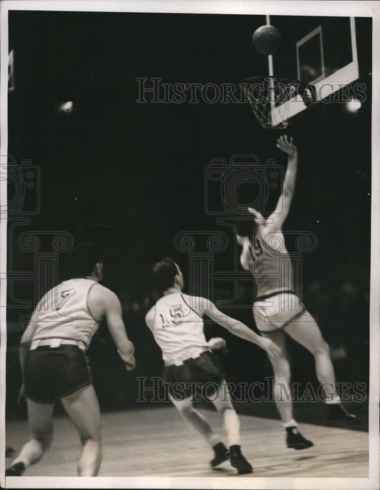 1938 Press Photo Notre Dame's Frank Ertel makes 2 pointer vs NY University- Historic Images