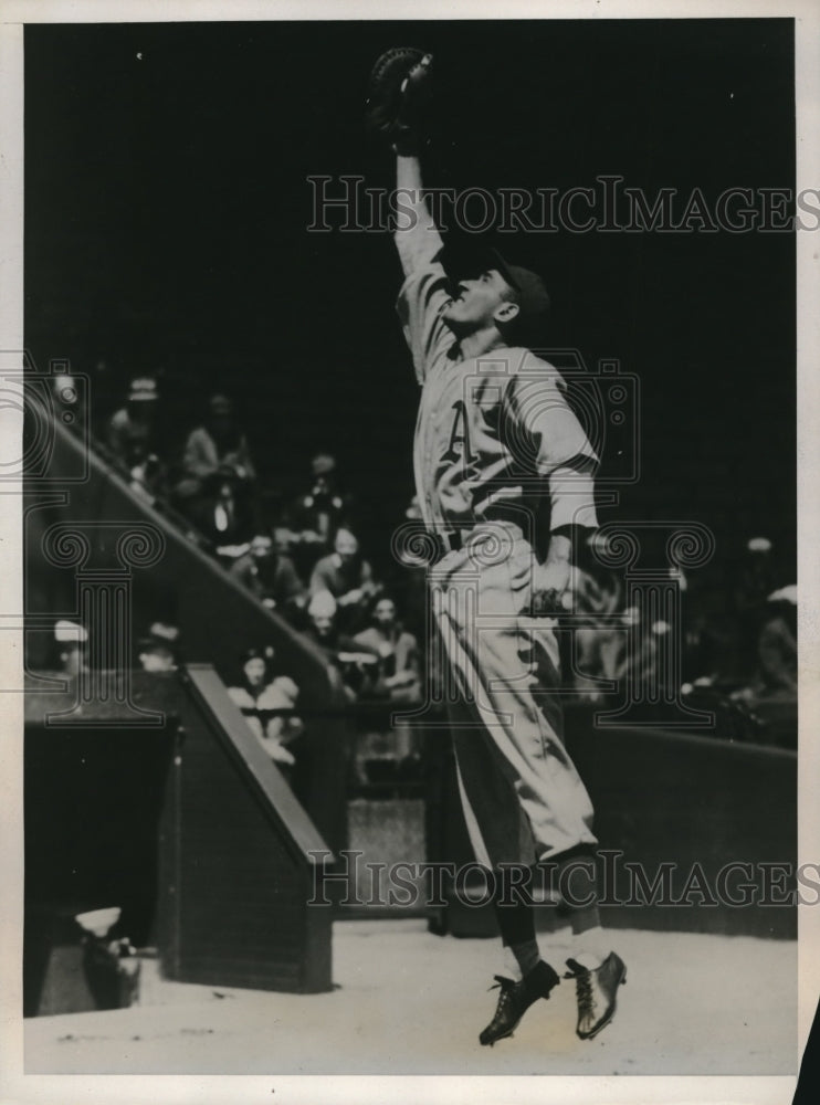 1938 Press Photo Athletics' Dick Siebert reaches for ball vs Cleveland Indians- Historic Images