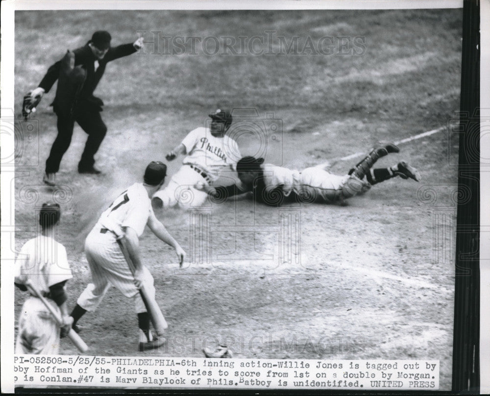 1955 Press Photo Phillies&#39; Willie Jones tagged out by Giants&#39; Bobby Hoffman- Historic Images