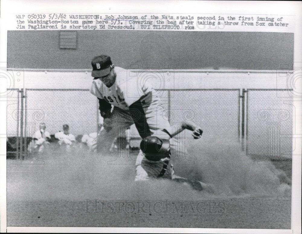 1962 Press Photo Senators&#39; Bob Johnson steals 2nd vs Red Sox&#39; Ed Bressoud- Historic Images