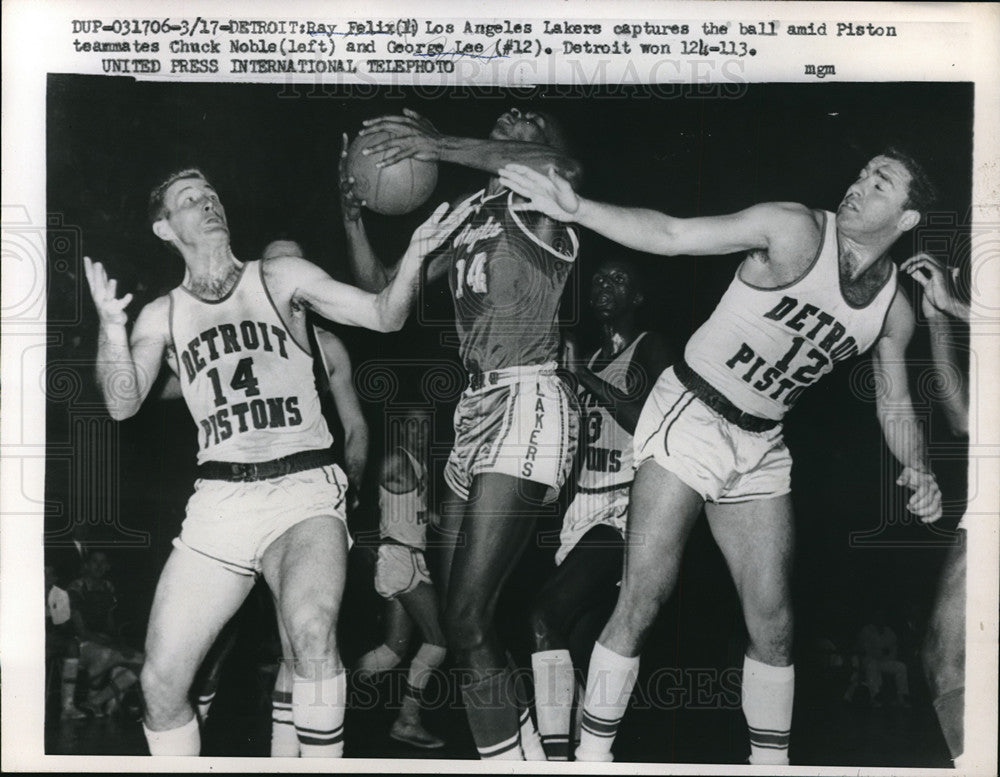 1961 Press Photo Lakers&#39; Ray Felix vs Pistons&#39; Chuck Noble, George Lee- Historic Images