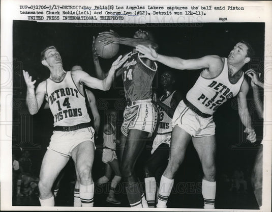 1961 Press Photo Lakers' Ray Felix vs Pistons' Chuck Noble, George Lee- Historic Images
