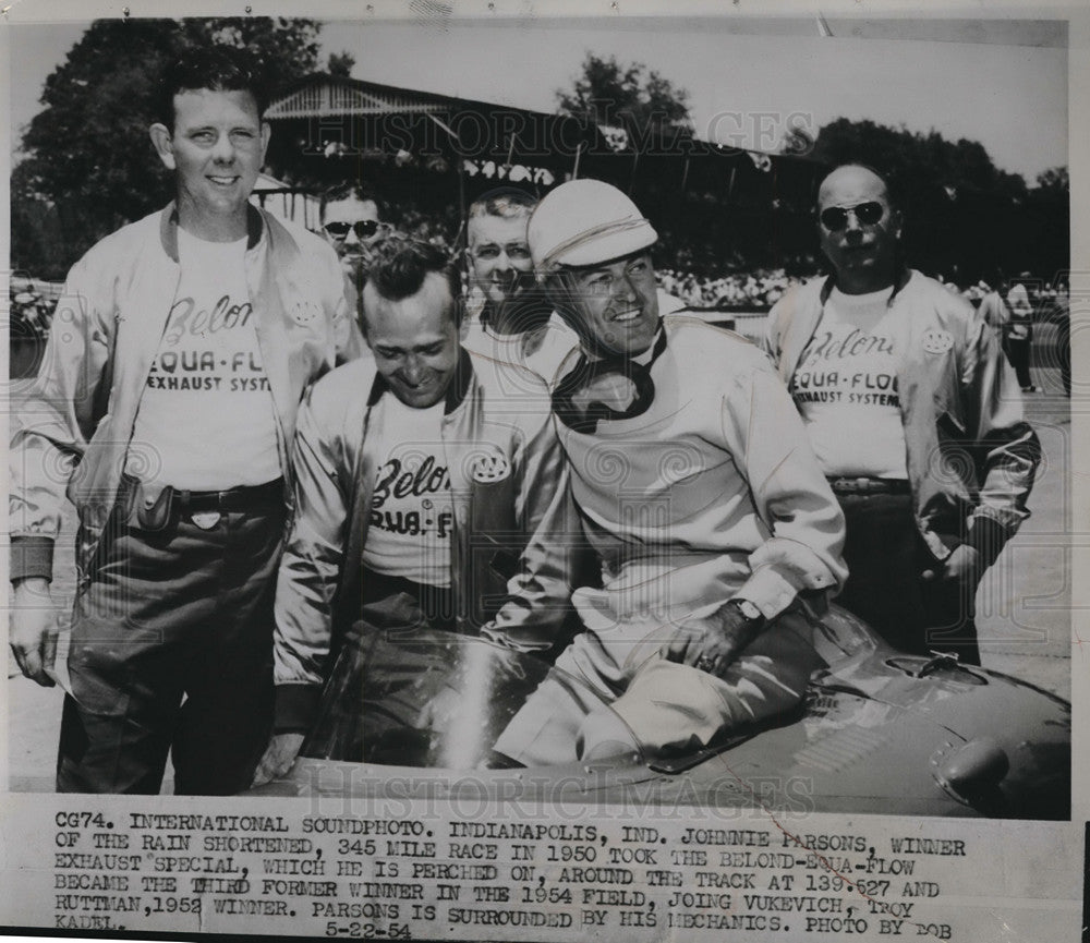 1954 Press Photo Johnnie Parsons, winner of 1954 Indy 500, &amp; his mechanics- Historic Images