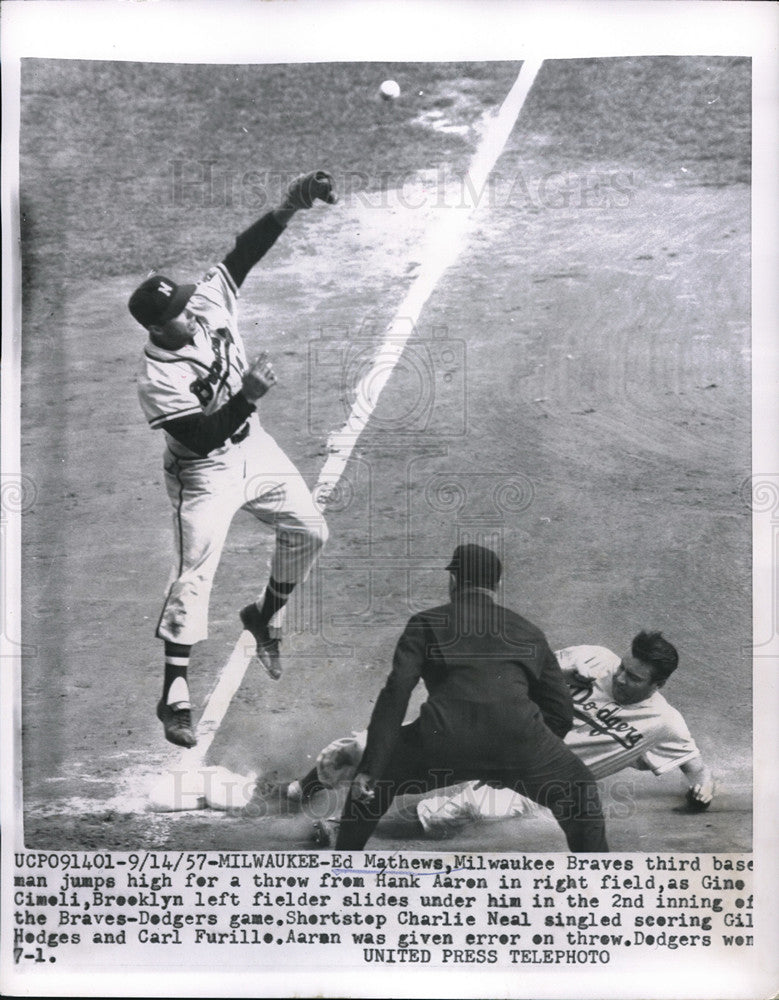 1957 Press Photo Braves' Ed Mathews jumps for Hank Aaron throw vs Brooklyn