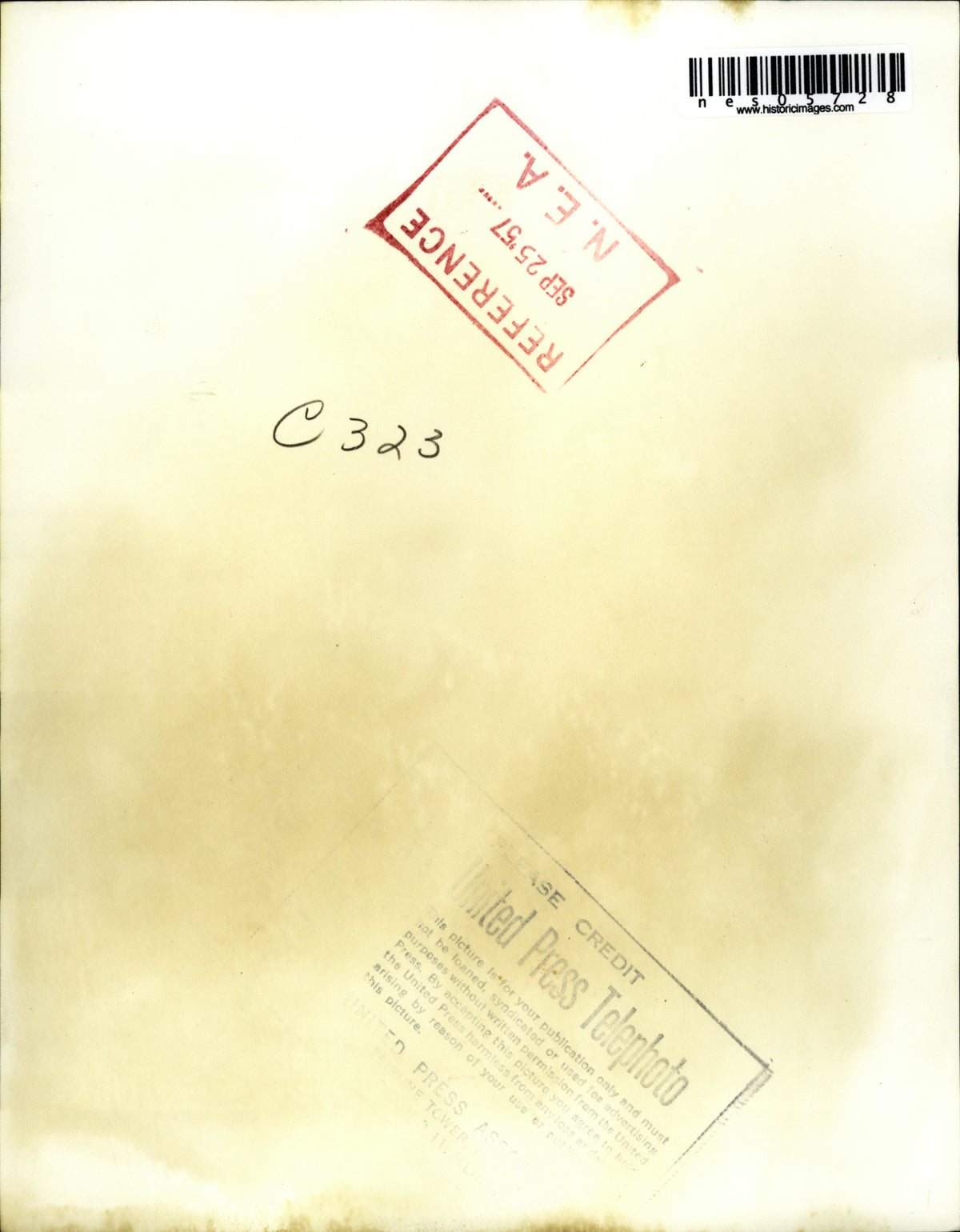 1957 Press Photo Braves' Ed Mathews jumps for Hank Aaron throw vs Brooklyn