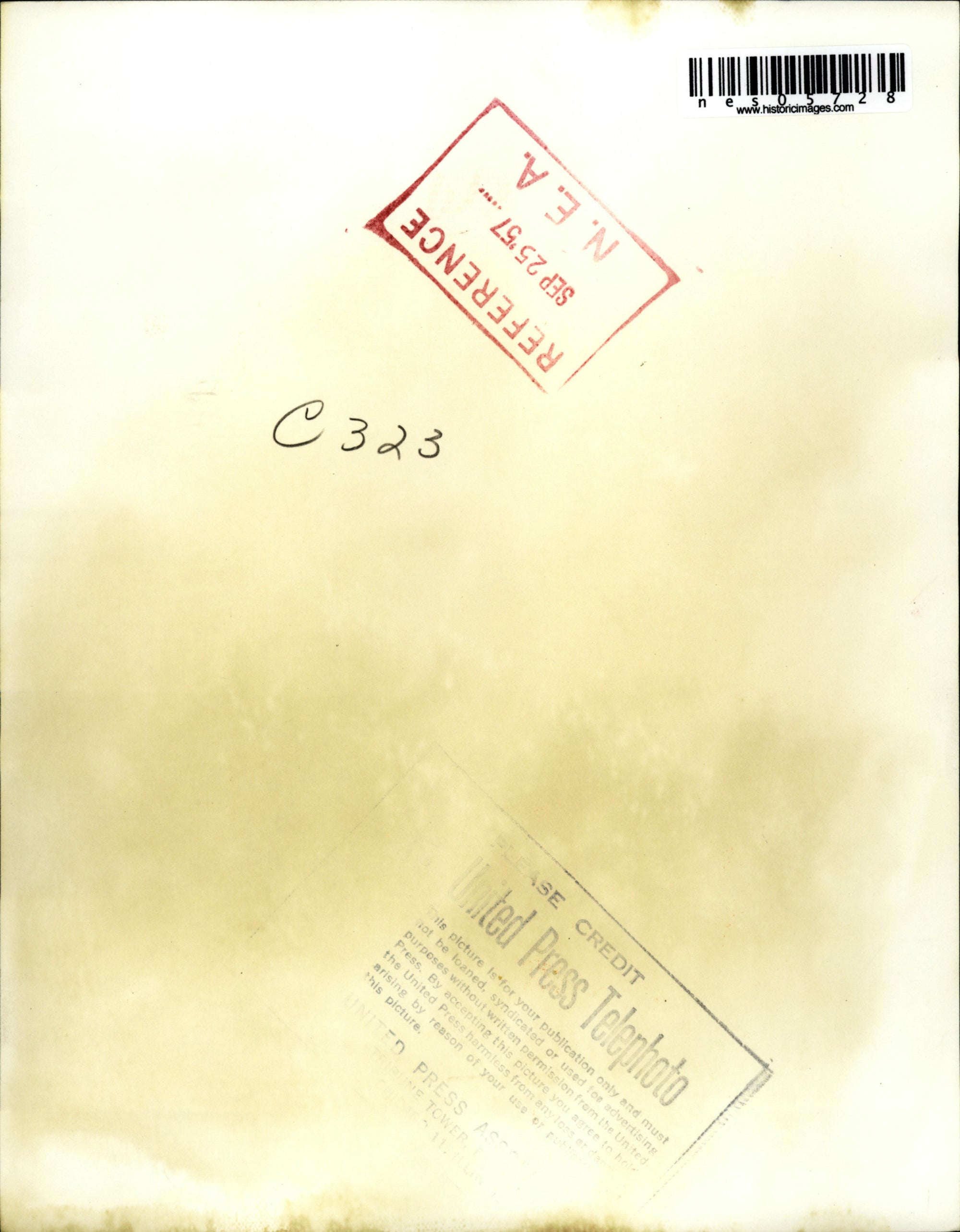 1957 Press Photo Braves' Ed Mathews jumps for Hank Aaron throw vs Brooklyn