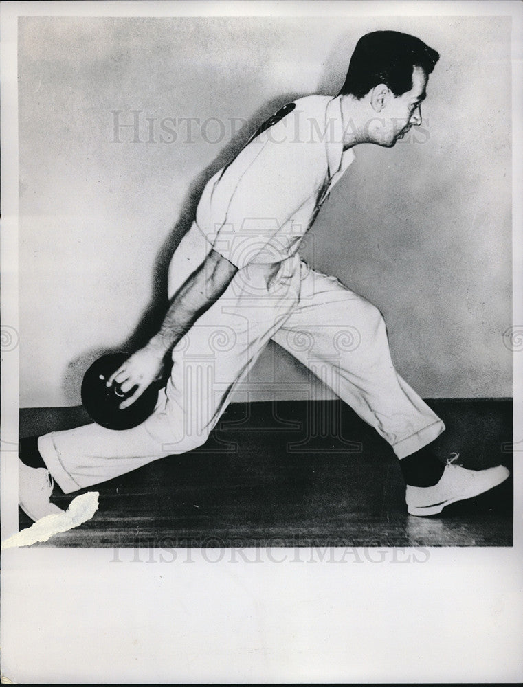 1962 Press Photo Johnny King demonstrating good bowling form - nes05737- Historic Images