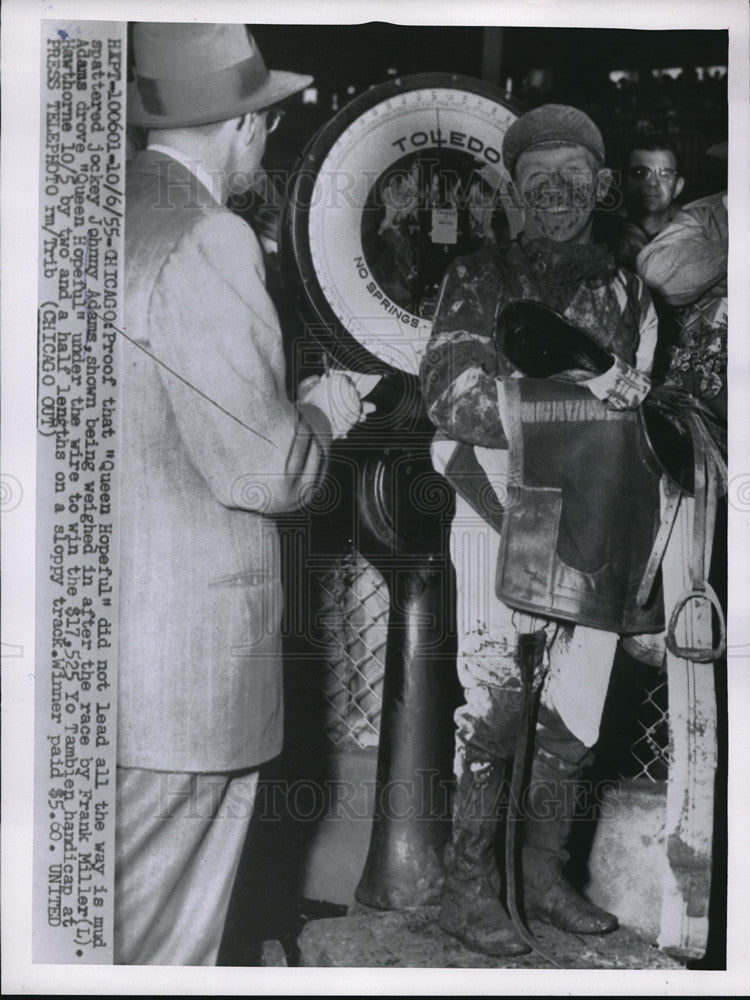 1955 Press Photo muddy "Queen Hopeful" & jockey Johnny Adams win Yo Tambien Race- Historic Images