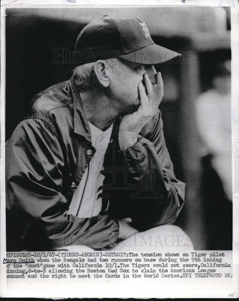 1967 Press Photo Detroit Tigers&#39; mgr. Mayo Smith watching Bengals beat Tigers- Historic Images