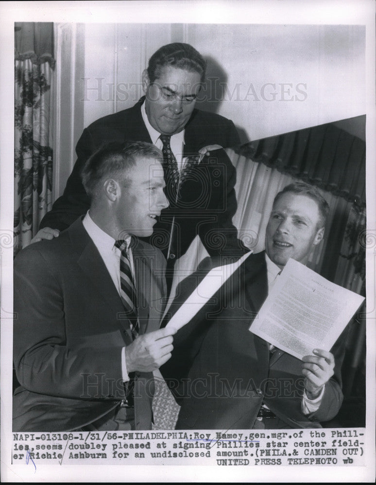 1956 Press Photo Roy Hamey signs Phillies star center fielder Richie Ashurn- Historic Images