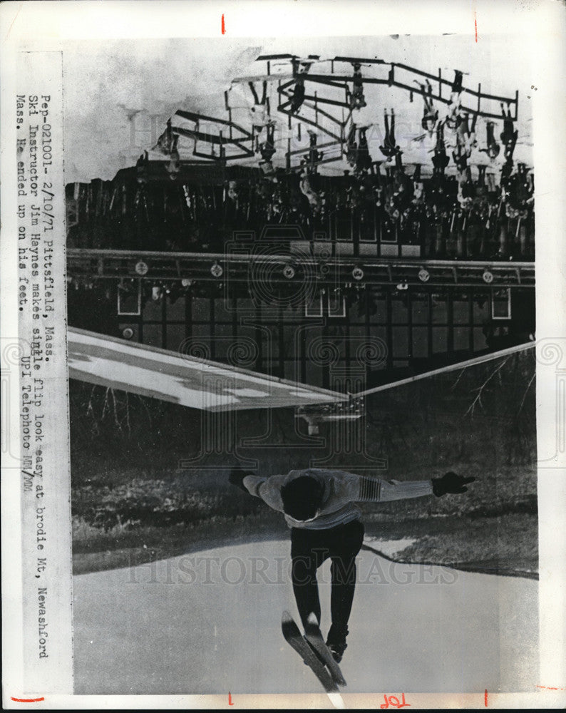 1971 Press Photo Ski instructor Jim Haynes at Pittsfield MA doing a flip- Historic Images