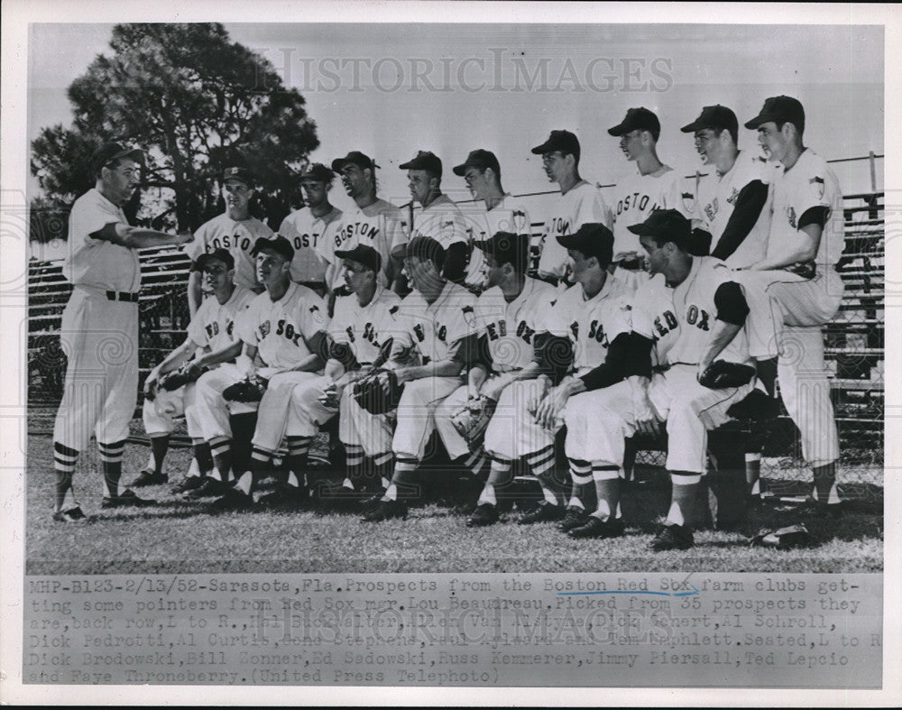 1952 Press Photo Boston Red Sox training manager Lou Beaudreau with team- Historic Images