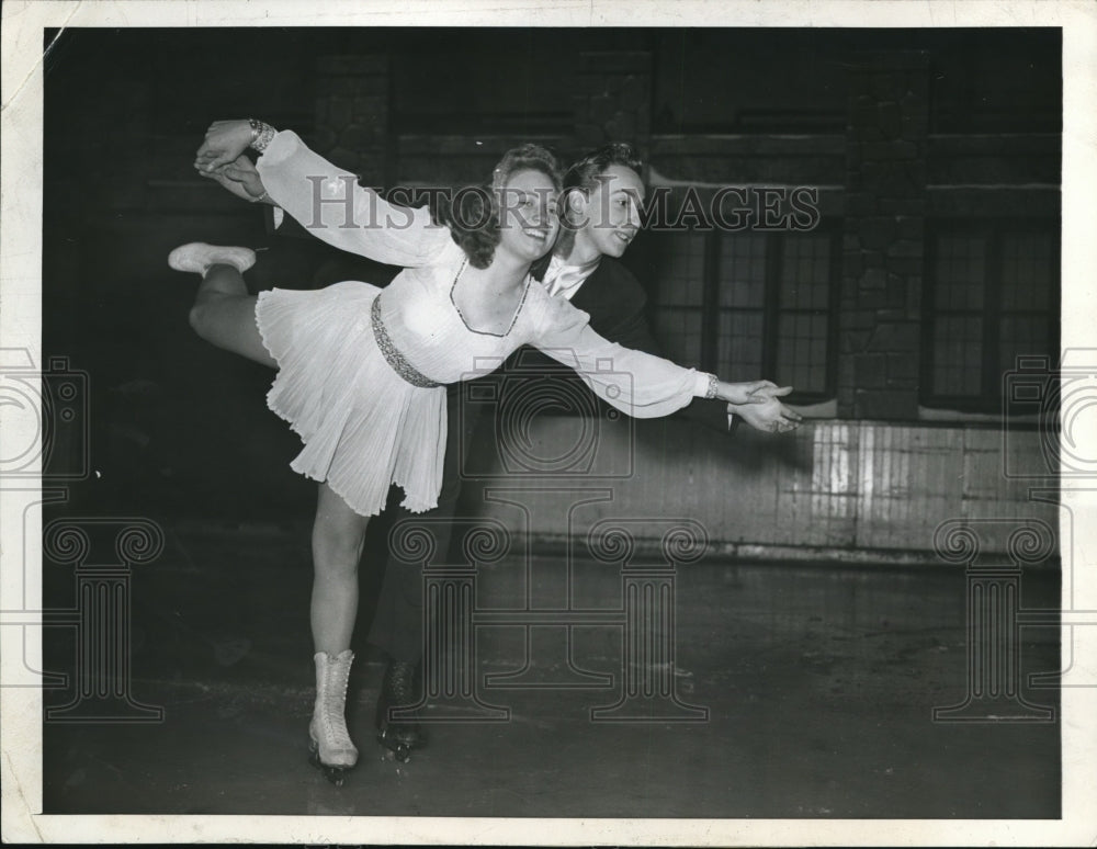 1946 Press Photo Beverly Osburn &amp; Patrick Kazda, Chicago Skating Club Champions- Historic Images