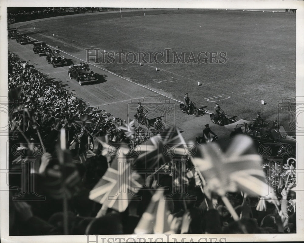 1939 Press Photo Crowds waves to welcomed British Monarch at Montreal Baseball.- Historic Images