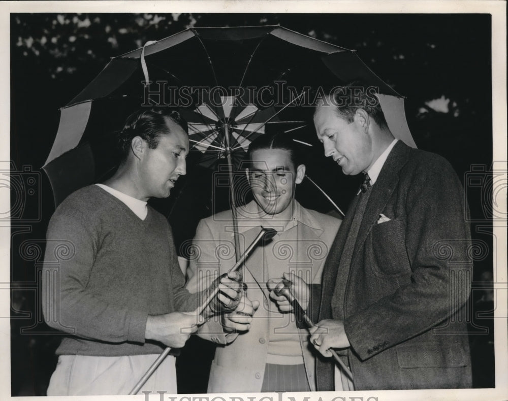 1940 Press Photo Ky Laffon , Jo Robinson and Ed Dudley examine their putters- Historic Images