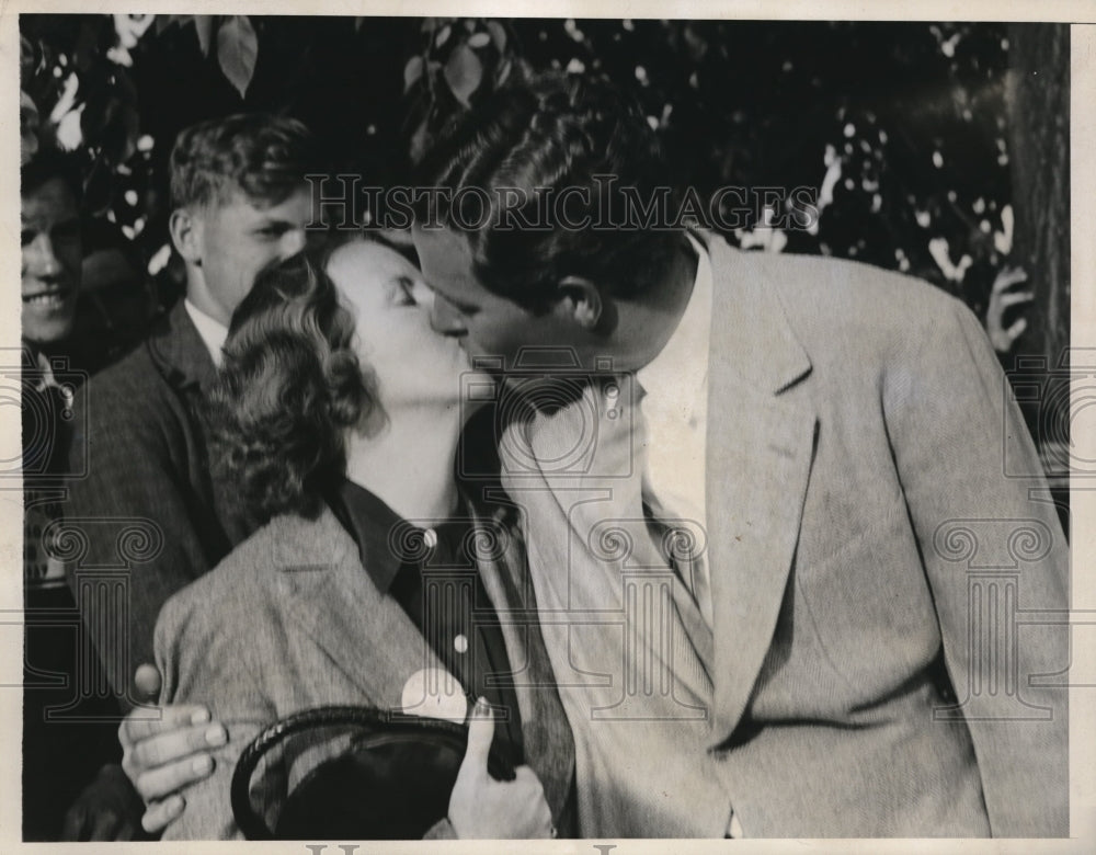 1937 Press Photo Mrs. Ralph Guldahl Rewards Husband Ralph Guldahl Wins in Golf- Historic Images