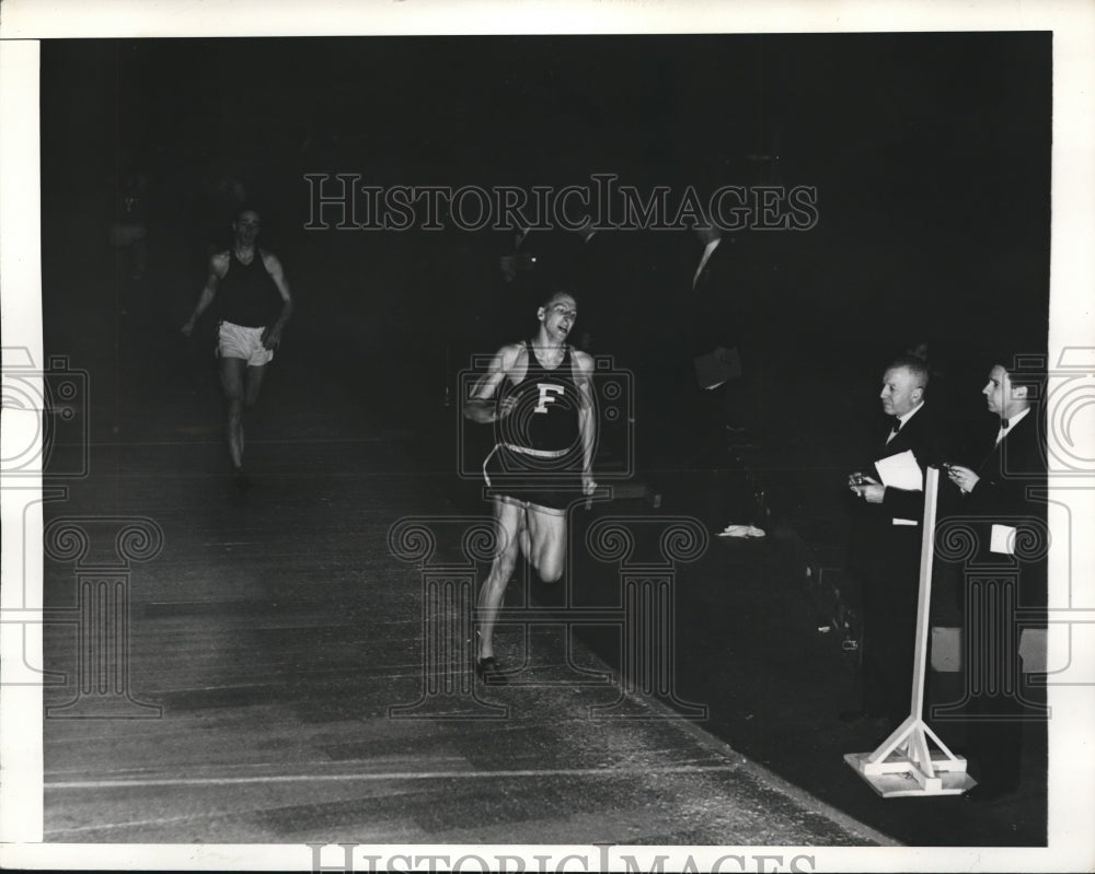 1943 Press Photo Bob Stewart, crosses the finish line to win the 600-yard run- Historic Images