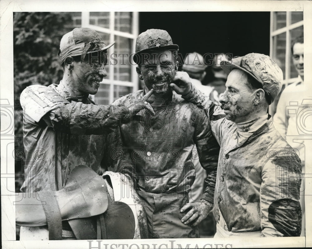 1943 Press Photo Belmont track muddy jockeys J Cavens, J Longden, B Thompson- Historic Images