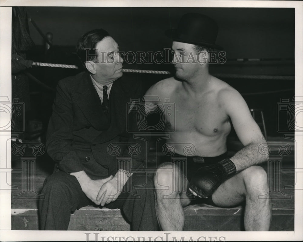 1941 Press Photo Tucker wears famous derby &amp; manager Jimmy Johnson - nes25006- Historic Images