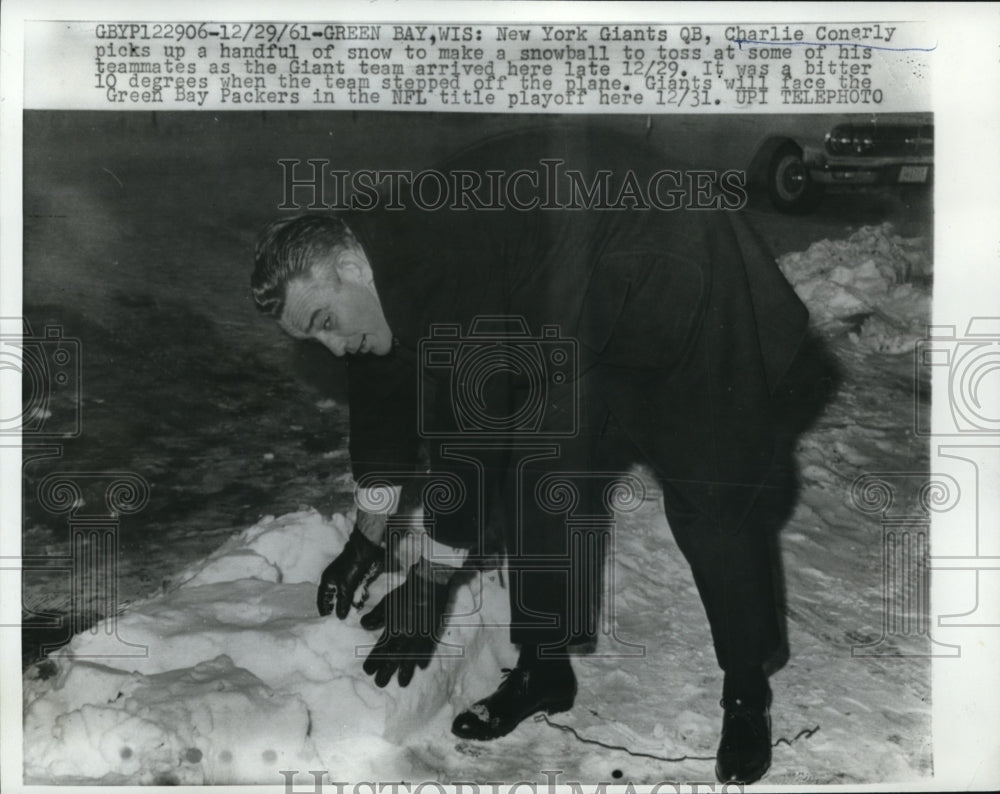 1961 Press Photo Green Bay Wis Giants QB Charlie Conerly makes snowballs- Historic Images