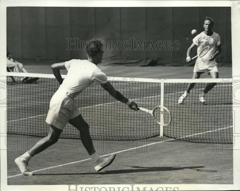 1951 Press Photo Forest Hills NY Victor Seixas Jr vs Fred Fisher Amateur tennis- Historic Images