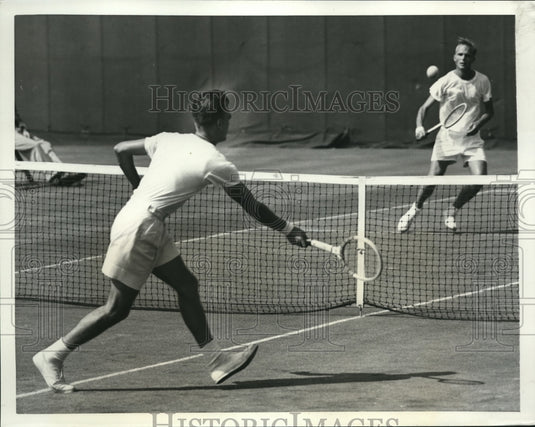 1951 Press Photo Forest Hills NY Victor Seixas Jr vs Fred Fisher Amateur tennis- Historic Images