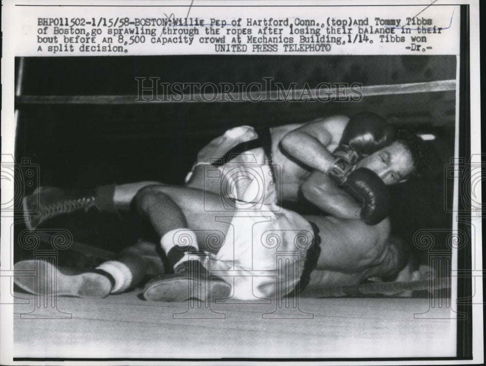 1958 Press Photo Boston Willie Pep vs Tommy Tibbs in boxing bout - nes25135- Historic Images