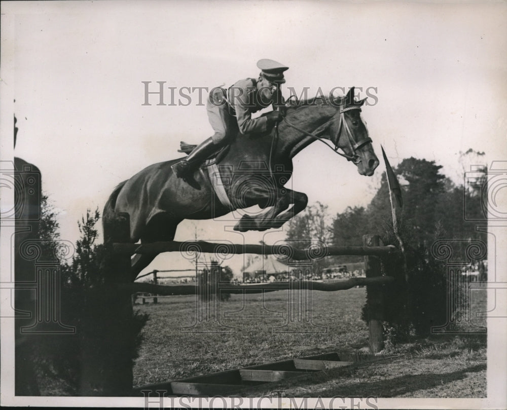 1935 Press Photo Capt Eduardo Yanez of Chilean Army at US Horse show - nes25156- Historic Images