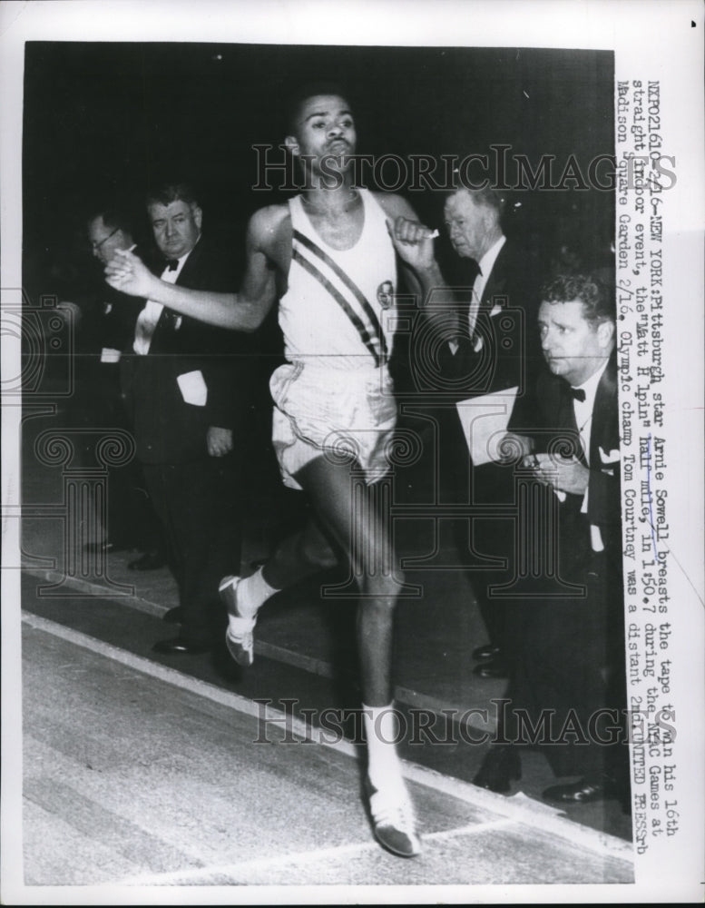 1957 Press Photo NYC Arnie Sowell wins Matt Halpin half mile in 1:50.7- Historic Images