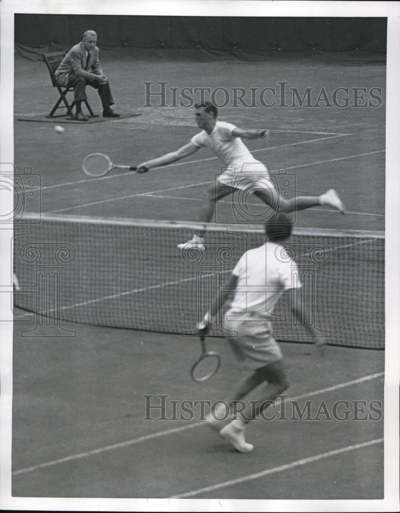 1951 Press Photo Forest Hills NY Frank Sedgman vs Art Larsen Natl Tennis- Historic Images